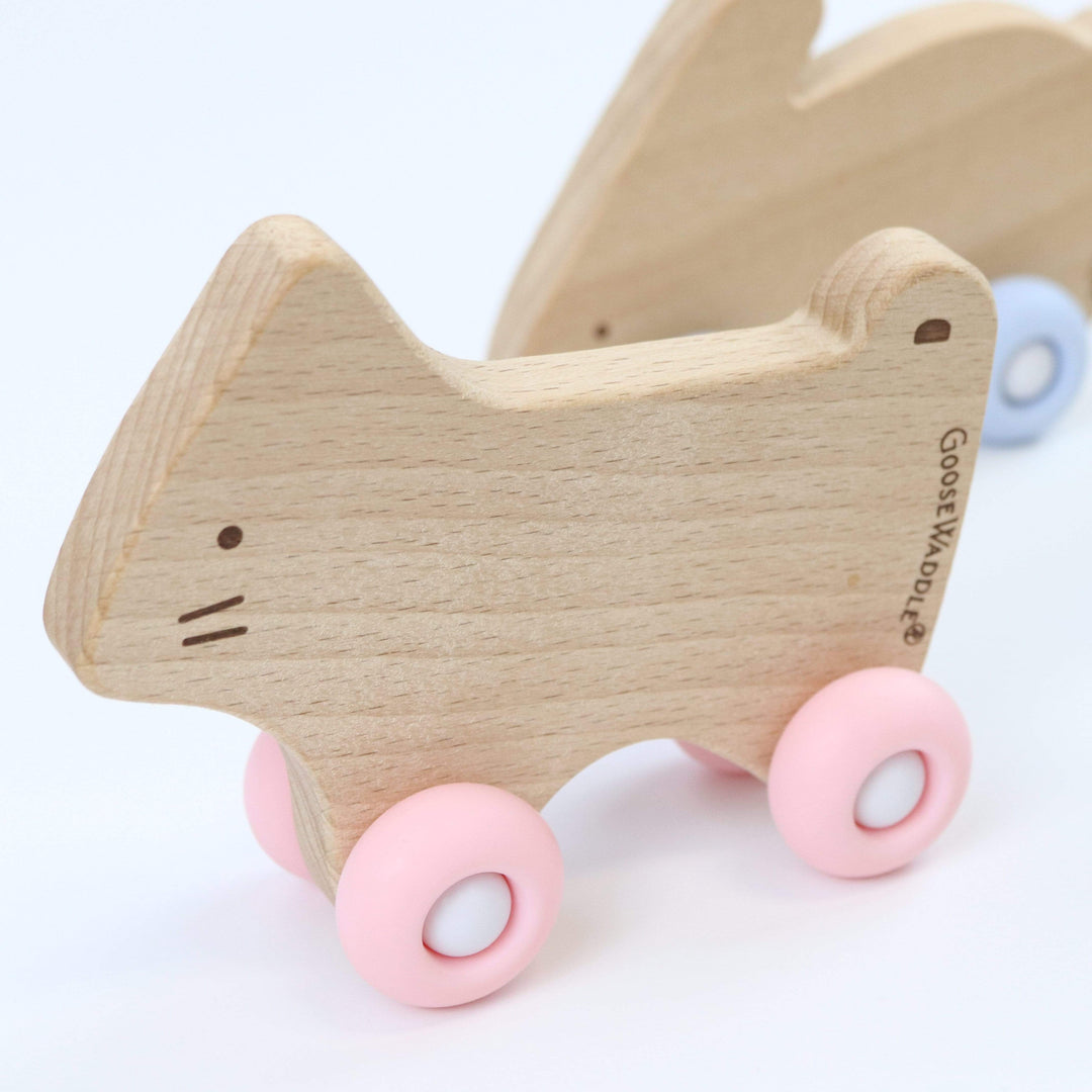 GooseWaddle Teether Silcone + Wood Teether with Wheels (kitty, pink)